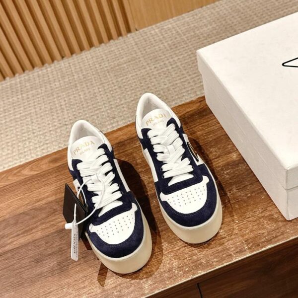 repliche,replica,perfette,siti di,affidabili,migliori siti,dove comprare,1:1,scarpe da ginnastica [Versione top] Prada primavera e l’estate nuovo logo triangolare scarpe bianche con la suola spessa scarpe casual in pelle scamosciata e cuciture in pelle liscia (57BA)