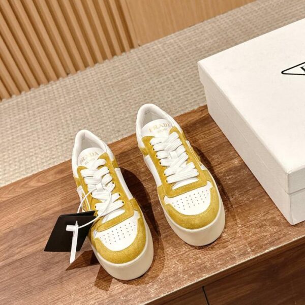 repliche,replica,perfette,siti di,affidabili,migliori siti,dove comprare,1:1,scarpe da ginnastica [Versione top] Prada primavera ed estate nuovo triangolo logo scarpe bianche con suola spessa scarpe casual in pelle scamosciata e cuciture in pelle liscia (5F5D)
