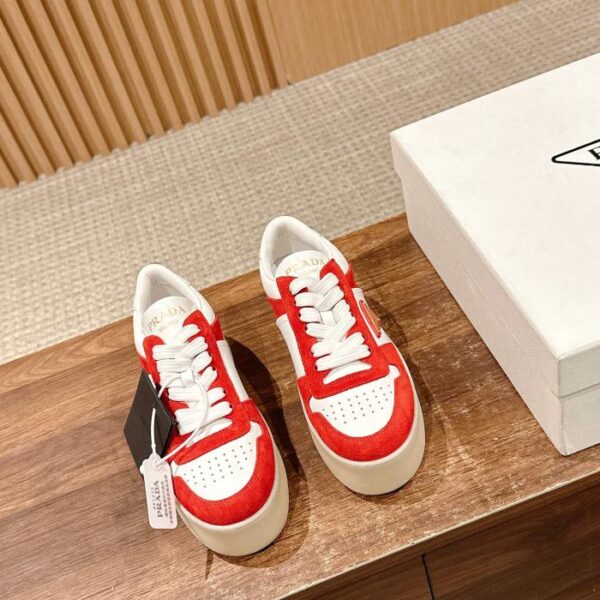 repliche,replica,perfette,siti di,affidabili,migliori siti,dove comprare,1:1,scarpe da ginnastica [Versione top] Prada primavera ed estate nuovo logo triangolare scarpe bianche con suola spessa scarpe casual in pelle scamosciata e pelle liscia (7E8C)