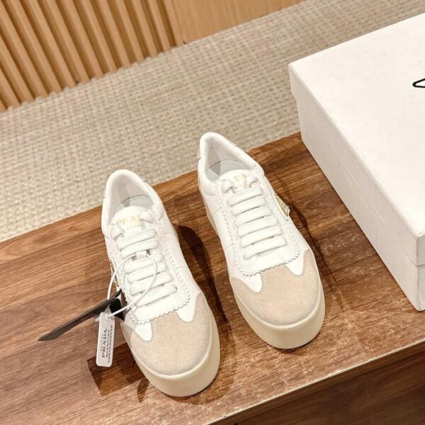 repliche,replica,perfette,siti di,affidabili,migliori siti,dove comprare,1:1,scarpe da ginnastica [Versione top] Prada primavera e l’estate nuovo logo triangolare scarpe bianche con la suola spessa scarpe casual in pelle scamosciata e cuciture in pelle liscia (B27A)