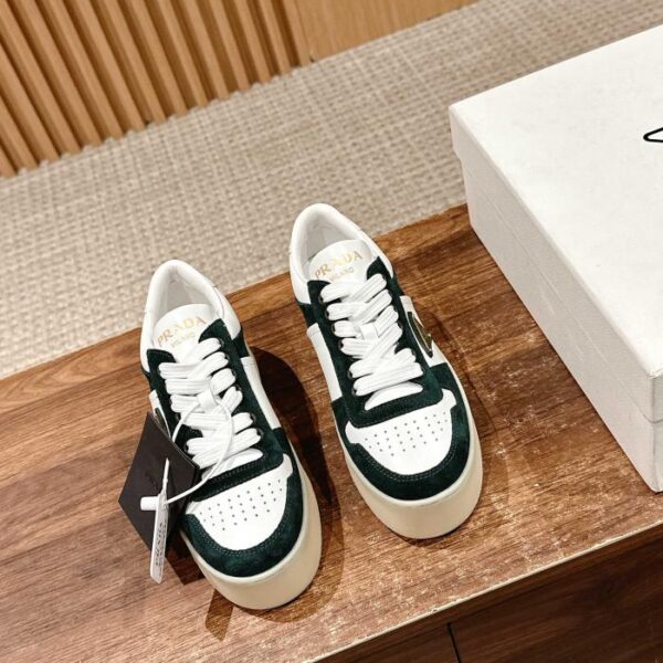 repliche,replica,perfette,siti di,affidabili,migliori siti,dove comprare,1:1,scarpe da ginnastica [Versione top] Prada primavera e l’estate nuovo logo triangolare scarpe bianche con la suola spessa scarpe casual in pelle scamosciata e cuciture in pelle liscia (C461)