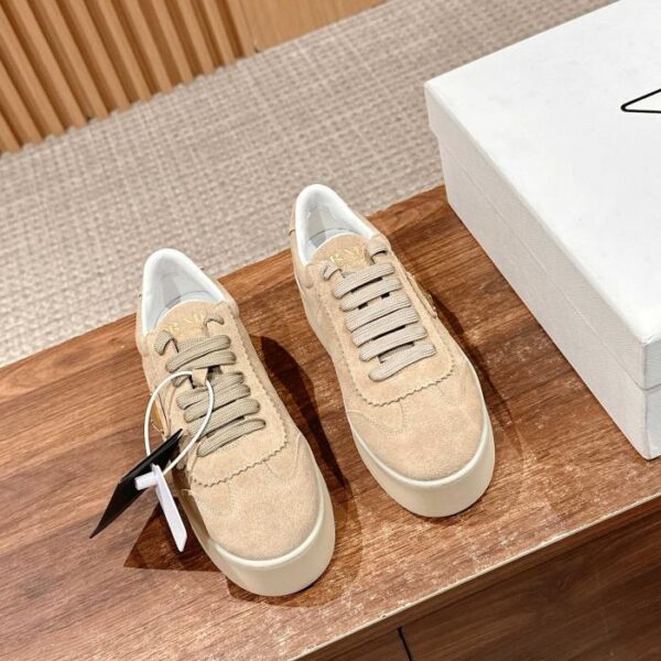 repliche,replica,perfette,siti di,affidabili,migliori siti,dove comprare,1:1,scarpe da ginnastica [Versione top] Prada primavera ed estate nuovo logo triangolare scarpe bianche con suola spessa scarpe casual in pelle scamosciata e pelle liscia (CFEE)