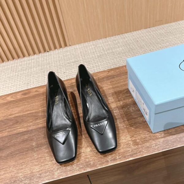 repliche,replica,perfette,siti di,affidabili,migliori siti,dove comprare,1:1,scarpe da ginnastica [Versione top] Prada 25 primavera ed estate punta quadrata in pelle verniciata bordo aperto con perline tacco spesso 880D)