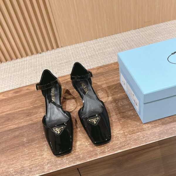 repliche,replica,perfette,siti di,affidabili,migliori siti,dove comprare,1:1,scarpe da ginnastica [Versione top] Prada 25 primavera ed estate punta quadrata in pelle verniciata bordo aperto con perline tacco spesso 8A60)