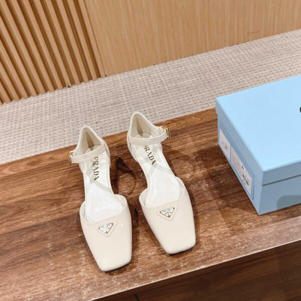 repliche,replica,perfette,siti di,affidabili,migliori siti,dove comprare,1:1,scarpe da ginnastica [Versione top] Prada 25 primavera ed estate punta quadrata in pelle verniciata bordo aperto con perline tacco spesso CE2F)