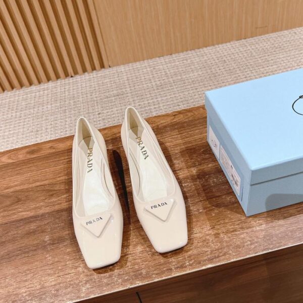 repliche,replica,perfette,siti di,affidabili,migliori siti,dove comprare,1:1,scarpe da ginnastica [Versione top] Prada 25 primavera ed estate punta quadrata in pelle verniciata bordo aperto con perline tacco spesso EBE7)