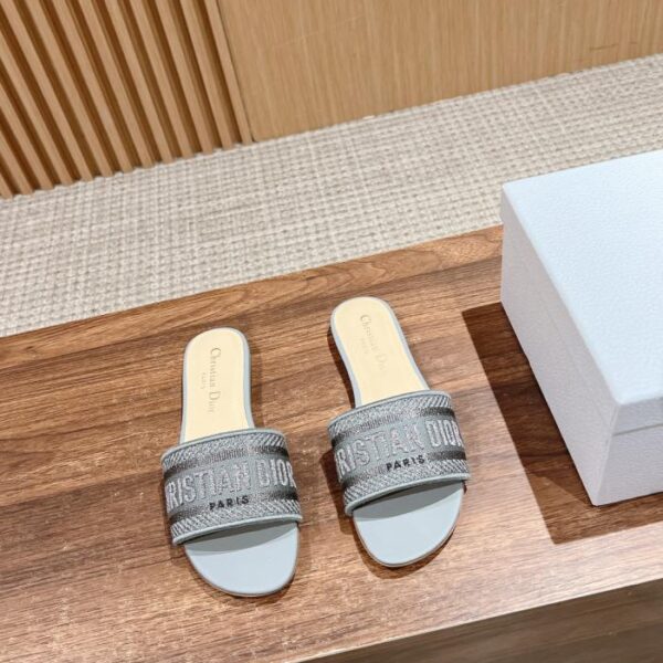 Christian Dior primavera ed estate nuove pantofole ricamate aggiornate