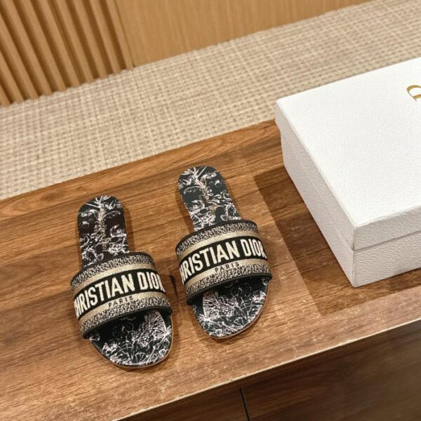 Christian Dior primavera ed estate nuove pantofole ricamate aggiornate