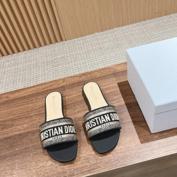 repliche,replica,perfette,siti di,affidabili,migliori siti,dove comprare,1:1,scarpe da ginnastica Christian Dior primavera ed estate nuove pantofole ricamate aggiornate