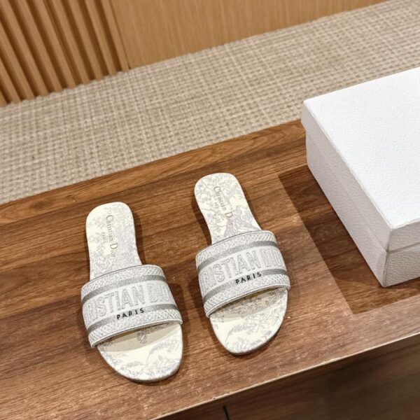 repliche,replica,perfette,siti di,affidabili,migliori siti,dove comprare,1:1,scarpe da ginnastica Christian Dior primavera ed estate nuove pantofole ricamate aggiornate