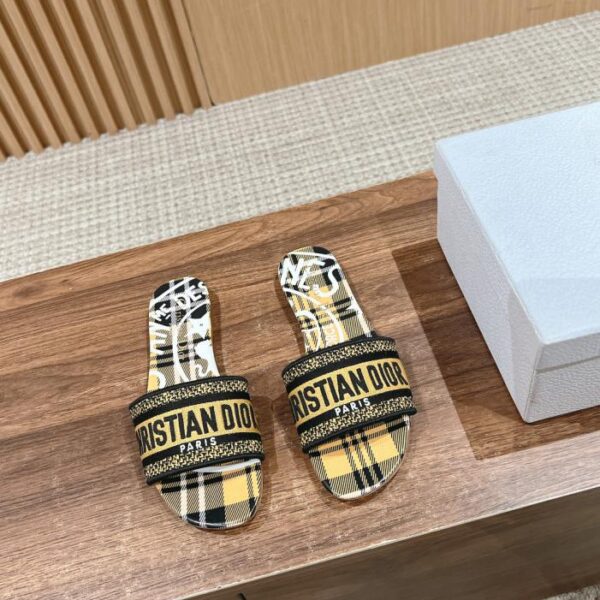 repliche,replica,perfette,siti di,affidabili,migliori siti,dove comprare,1:1,scarpe da ginnastica Christian Dior primavera ed estate nuove pantofole ricamate aggiornate