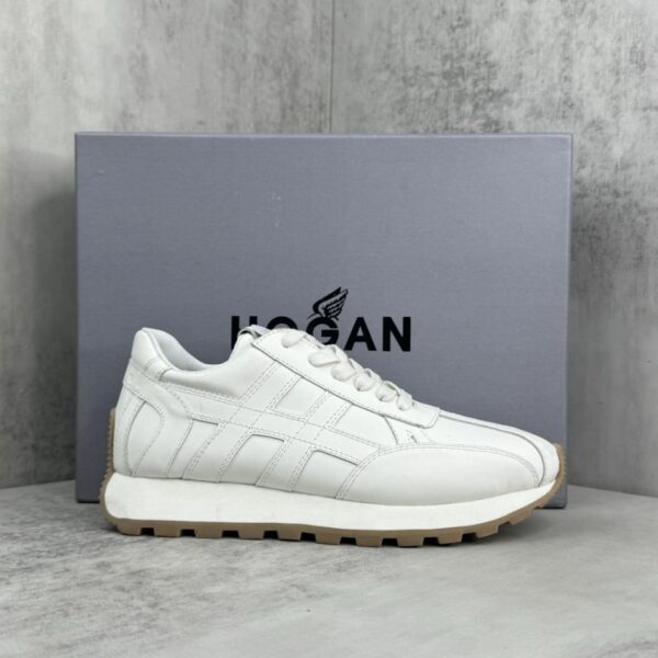 La nuova H-STRIPES di Hogan utilizza un design decorato con strisce verticali e increspature per realizzare scarpe di lusso