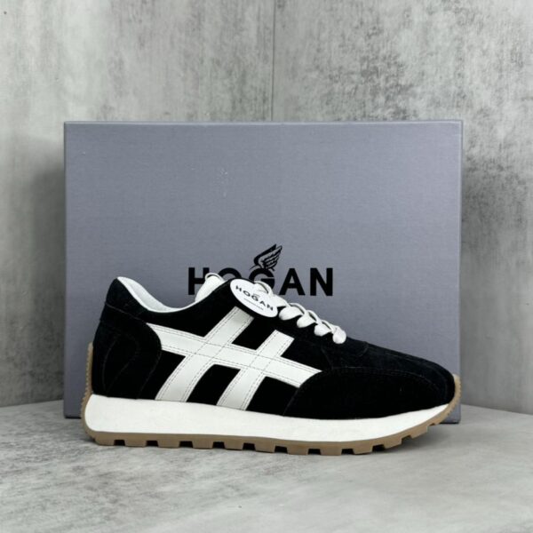 La nuova H-STRIPES di Hogan utilizza un design decorato con strisce verticali e increspature per realizzare scarpe di lusso