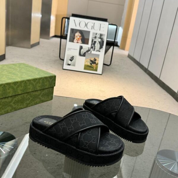 repliche,replica,perfette,siti di,affidabili,migliori siti,dove comprare,1:1,scarpe da ginnastica Le ultime pantofole con plateau in edizione limitata di Gucci