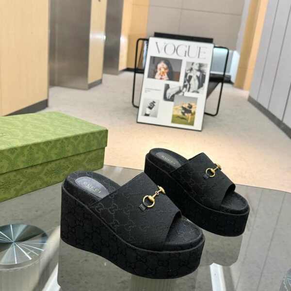 Le ultime pantofole con plateau in edizione limitata di Gucci