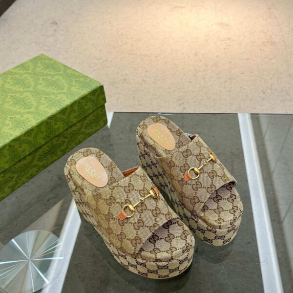 Le ultime pantofole con plateau in edizione limitata di Gucci