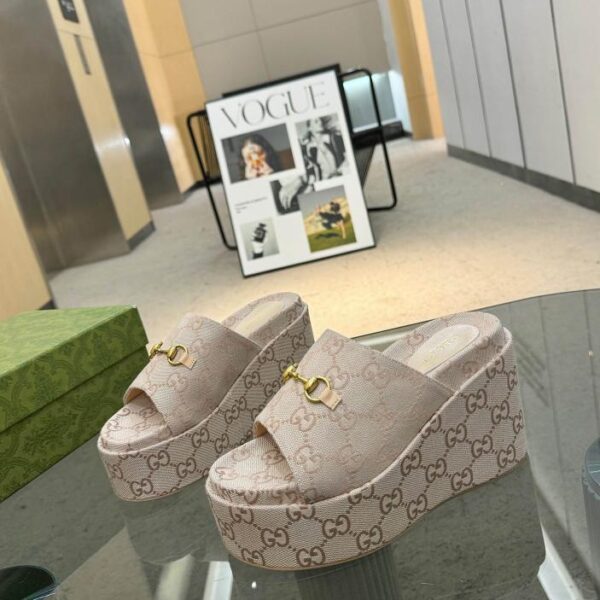 Le ultime pantofole con plateau in edizione limitata di Gucci