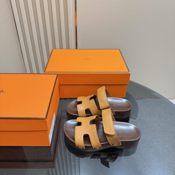 Pantofole Herm猫s con venature del legno con suola spessa