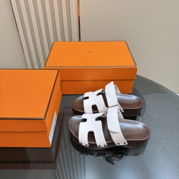 Pantofole Herm猫s con venature del legno con suola spessa