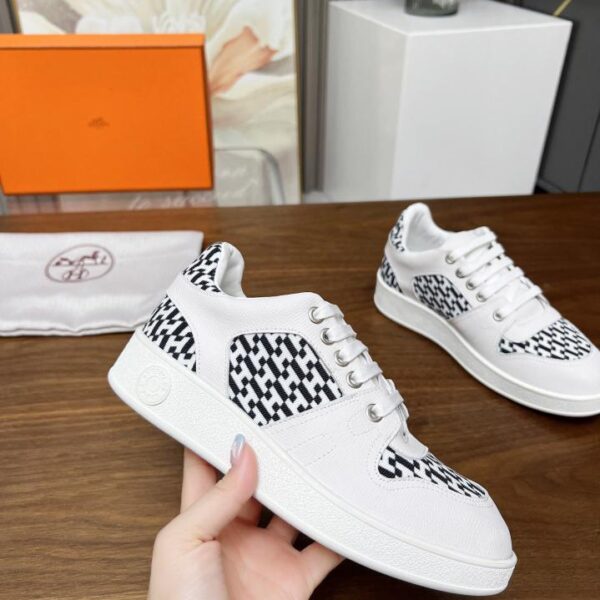 Scarpe piatte sportive e casual di HERMES