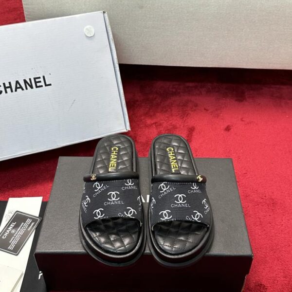 Le pantofole pi霉 cool di CHANEL per l'inizio dell'autunno