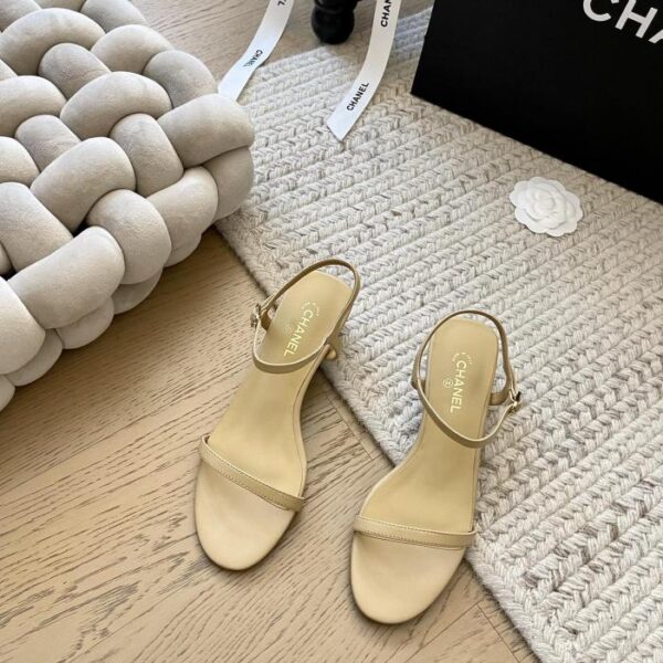 Chanel all'inizio della primavera nuova serie di sandali con tacco spesso