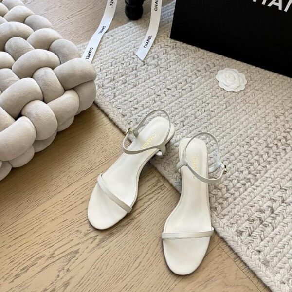 Chanel all'inizio della primavera nuova serie di sandali con tacco spesso