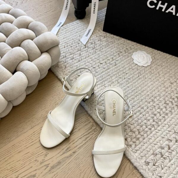 Chanel all'inizio della primavera nuova serie di sandali con tacco spesso