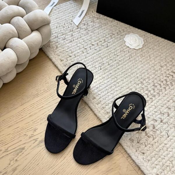 Chanel all'inizio della primavera nuova serie di sandali con tacco spesso