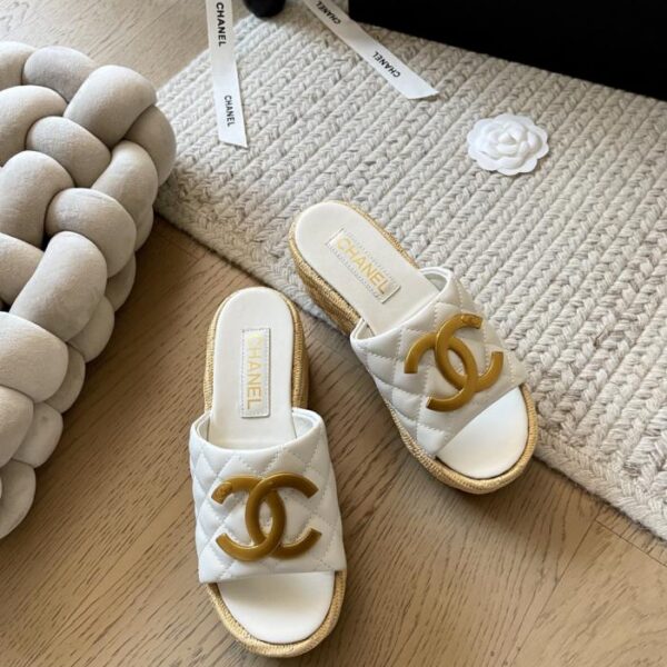 Chanel nuova serie di pantofole con suola spessa di inizio primavera