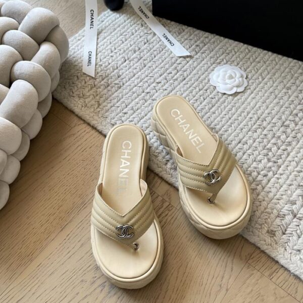 Chanel nuove infradito di inizio primavera con la suola spessa