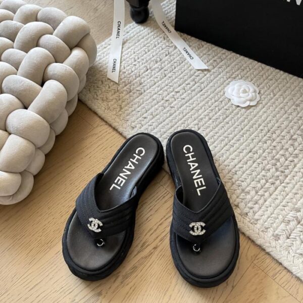 Chanel nuove infradito di inizio primavera con la suola spessa