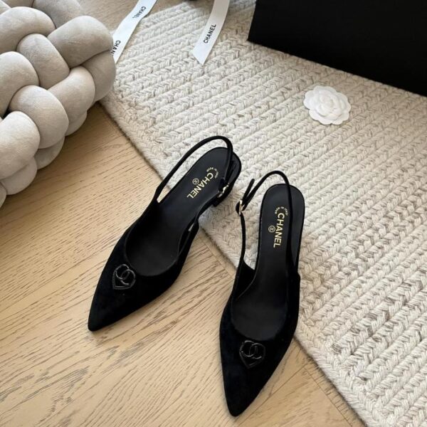Scarpe Chanel New Love con fibbia a punta e tacco spesso