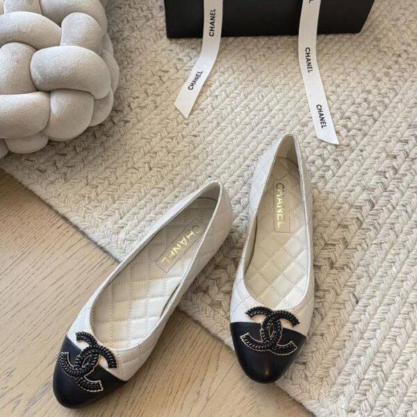 Chanel nuove scarpe con fibbia doppia C
