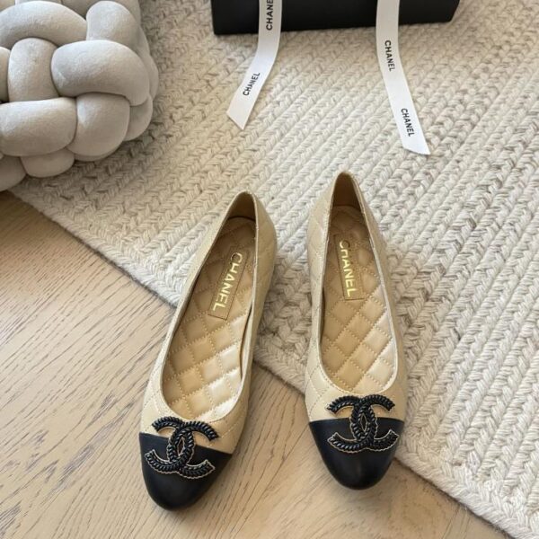 repliche,replica,perfette,siti di,affidabili,migliori siti,dove comprare,1:1,scarpe da ginnastica Chanel nuove scarpe con fibbia doppia C