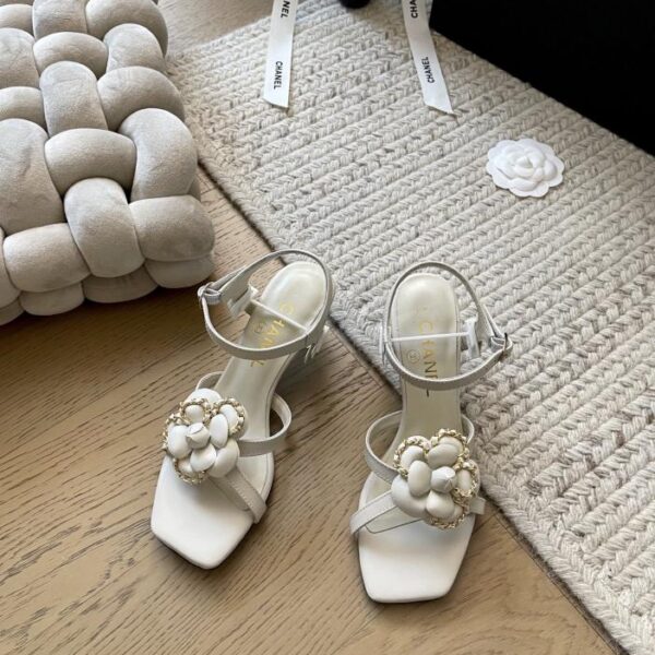 repliche,replica,perfette,siti di,affidabili,migliori siti,dove comprare,1:1,scarpe da ginnastica Chanel nuovi sandali con tacco alto Camelia di inizio primavera