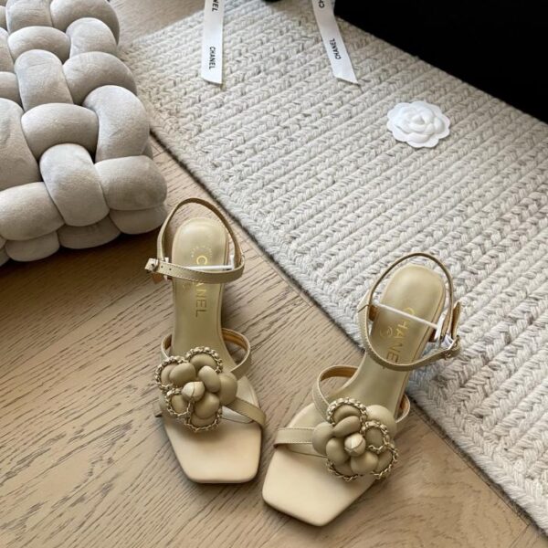 repliche,replica,perfette,siti di,affidabili,migliori siti,dove comprare,1:1,scarpe da ginnastica Chanel nuovi sandali con tacco alto Camelia di inizio primavera