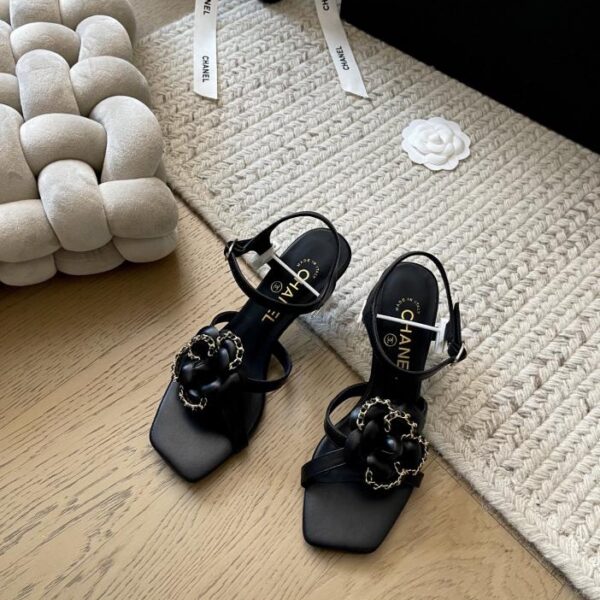 repliche,replica,perfette,siti di,affidabili,migliori siti,dove comprare,1:1,scarpe da ginnastica Chanel nuovi sandali con tacco alto Camelia di inizio primavera
