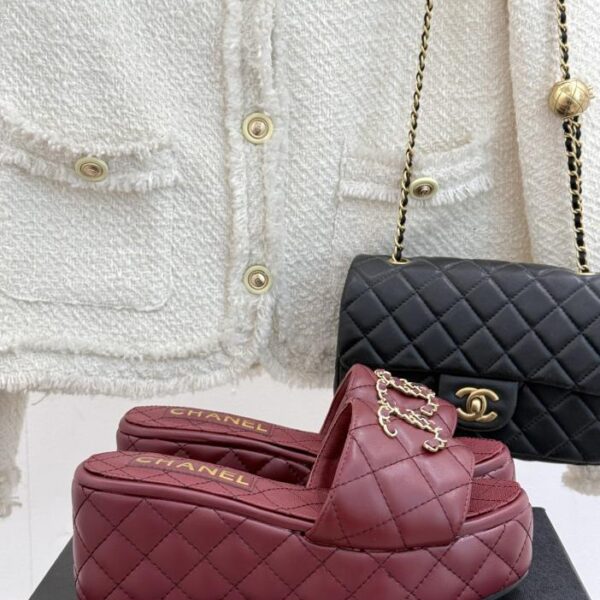 repliche,replica,perfette,siti di,affidabili,migliori siti,dove comprare,1:1,scarpe da ginnastica Chanel primavera e l’estate nuove pantofole a doppia C con catena e suola spessa con rombo