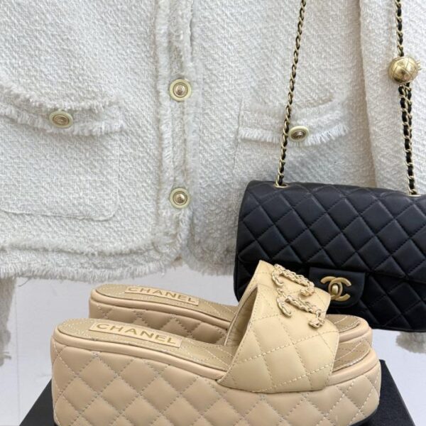 repliche,replica,perfette,siti di,affidabili,migliori siti,dove comprare,1:1,scarpe da ginnastica Chanel primavera e l’estate nuove pantofole a doppia C con catena e suola spessa con rombo