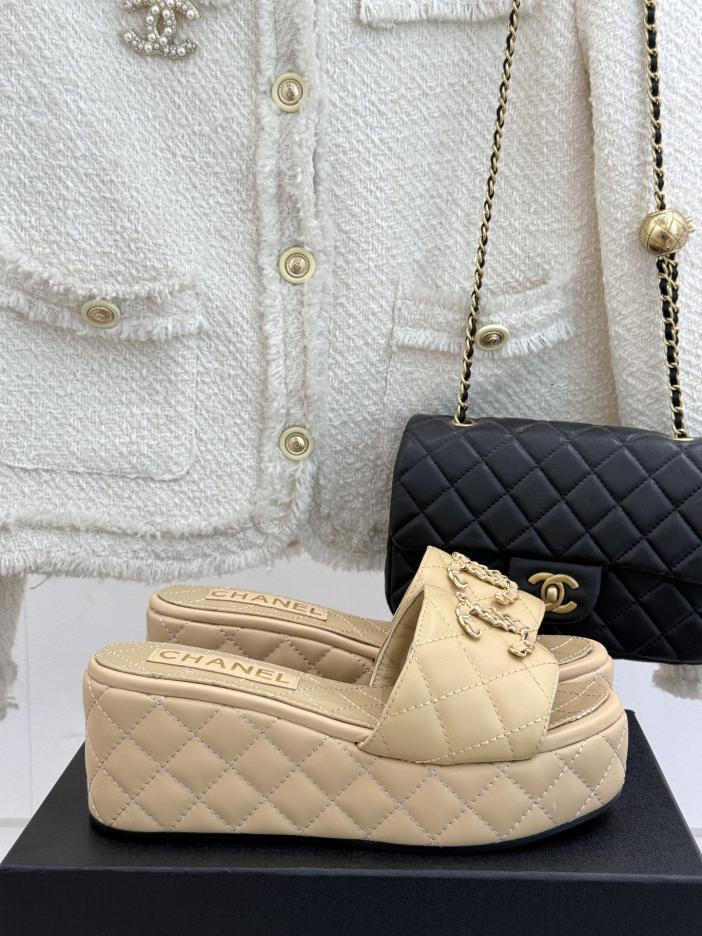 repliche,replica,perfette,siti di,affidabili,migliori siti,dove comprare,1:1,scarpe da ginnastica Chanel primavera e l’estate nuove pantofole a doppia C con catena e suola spessa con rombo repliche,replica,perfette,siti di,affidabili,migliori siti,dove comprare,1:1,scarpe da ginnastica Chanel primavera e l’estate nuove pantofole a doppia C con catena e suola spessa con rombo