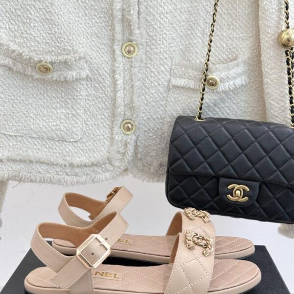 repliche,replica,perfette,siti di,affidabili,migliori siti,dove comprare,1:1,scarpe da ginnastica Nuovi sandali Chanel con fibbia a catena con doppia C di diamanti