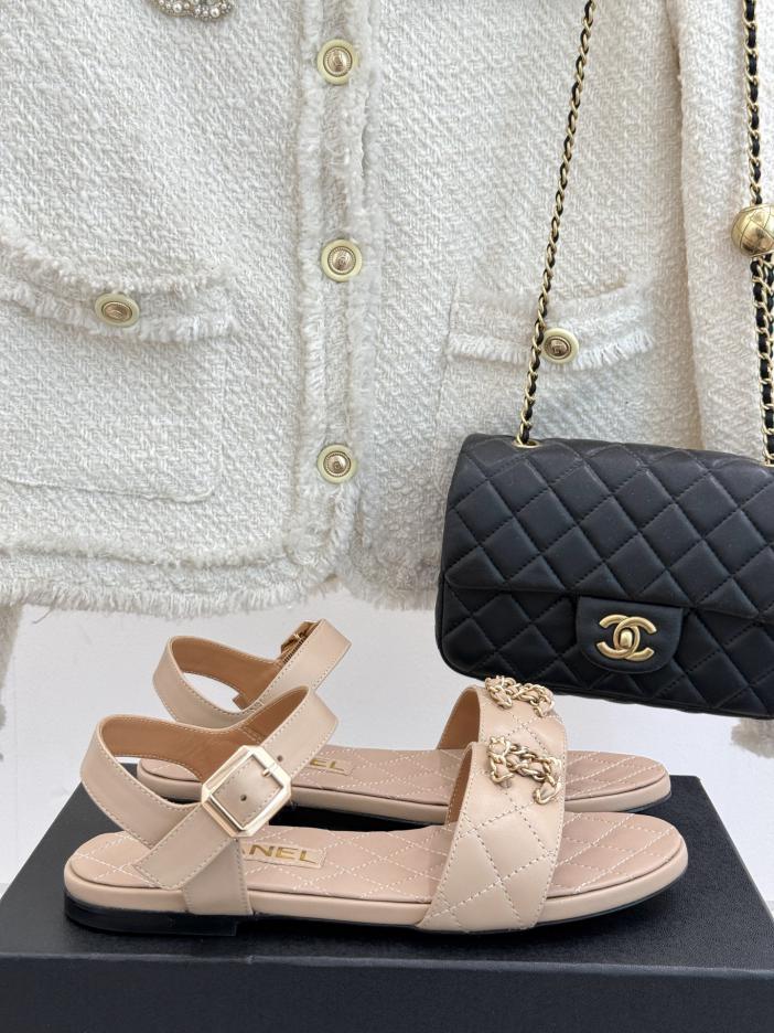 repliche,replica,perfette,siti di,affidabili,migliori siti,dove comprare,1:1,scarpe da ginnastica Nuovi sandali Chanel con fibbia a catena con doppia C di diamanti repliche,replica,perfette,siti di,affidabili,migliori siti,dove comprare,1:1,scarpe da ginnastica Nuovi sandali Chanel con fibbia a catena con doppia C di diamanti