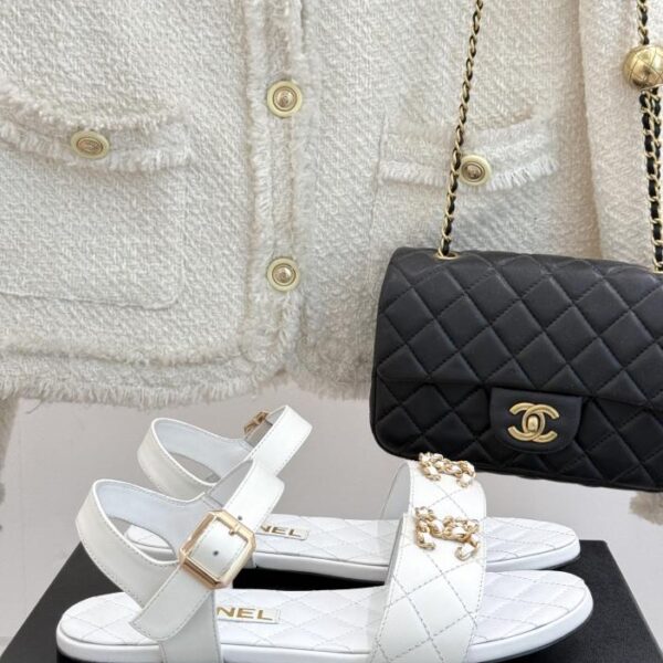 repliche,replica,perfette,siti di,affidabili,migliori siti,dove comprare,1:1,scarpe da ginnastica Nuovi sandali Chanel con fibbia a catena con doppia C di diamanti