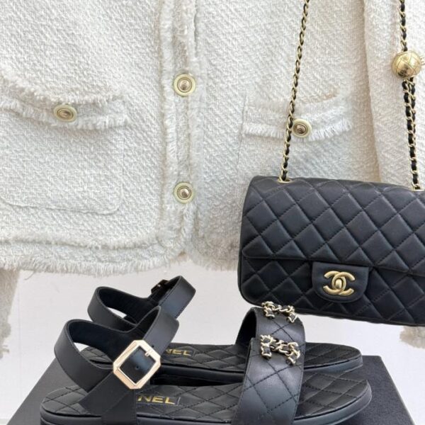 repliche,replica,perfette,siti di,affidabili,migliori siti,dove comprare,1:1,scarpe da ginnastica Nuovi sandali Chanel con fibbia a catena con doppia C di diamanti