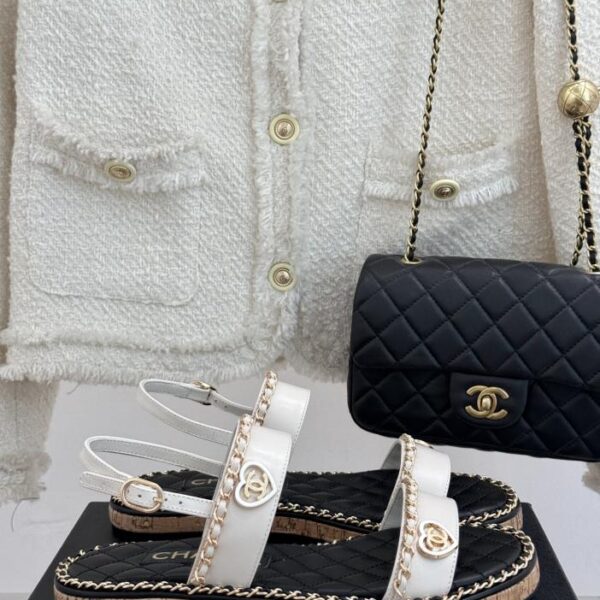 repliche,replica,perfette,siti di,affidabili,migliori siti,dove comprare,1:1,scarpe da ginnastica Chanel primavera e l’estate nuove vacanze sandali con catena doppia C con suola spessa