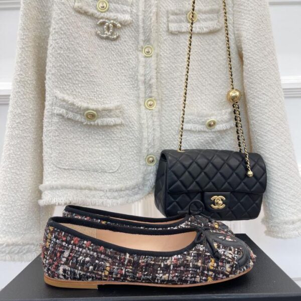 CHANEL classico paio di ballerine C di grandi dimensioni