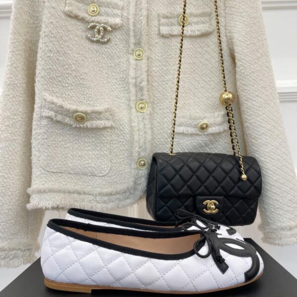 CHANEL classico paio di ballerine C di grandi dimensioni