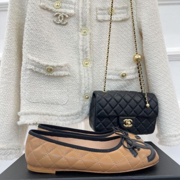 CHANEL classico paio di ballerine C di grandi dimensioni