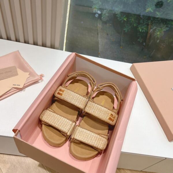repliche,replica,perfette,siti di,affidabili,migliori siti,dove comprare,1:1,scarpe da ginnastica G027 Miu Miu serie primavera ed estate sandali con velcro con suola spessa in pelle di agnello semiflop